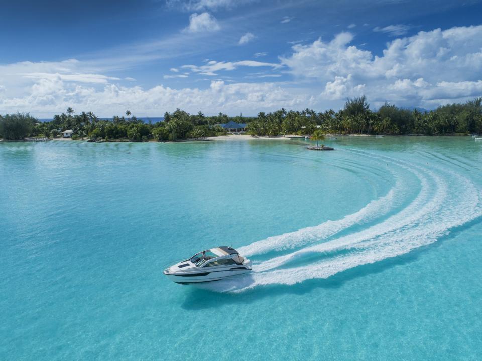 Bateau à moteur naviguant sur des eaux turquoises