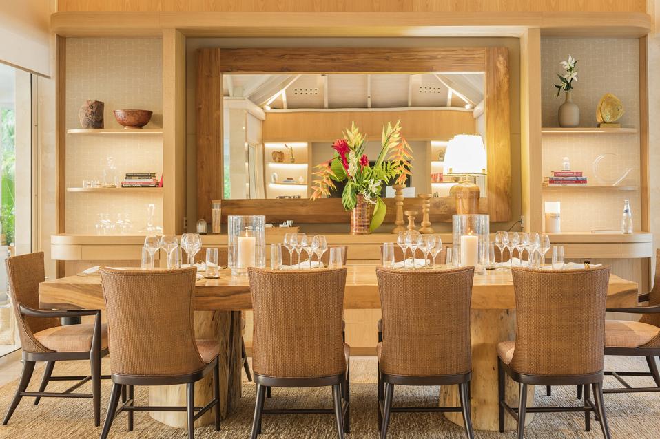 Salle à manger beige confortable et élégante