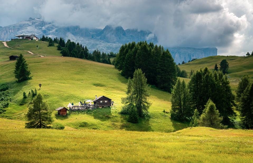 Vista sulle montagne. Il pranzo sbloccato a St. Hubertus si svolge a 2000 piedi sopra l'altopiano di Biz Sorega.