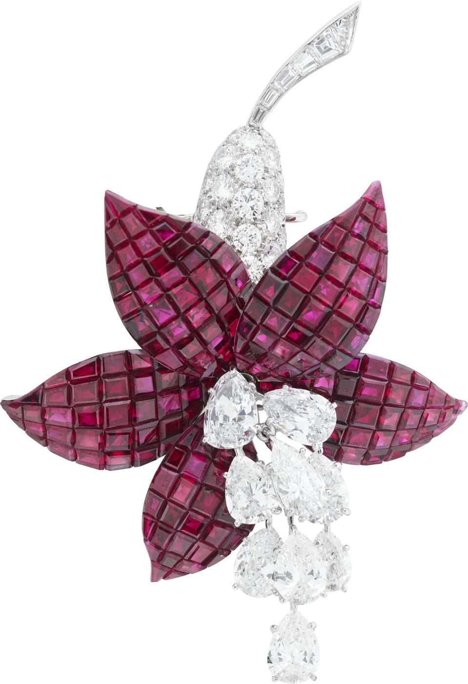 Fuchsia clip, 1968, platinum, yellow gold, Rubis Mystery Set, diamonds, Van Cleef & Arpels Collection