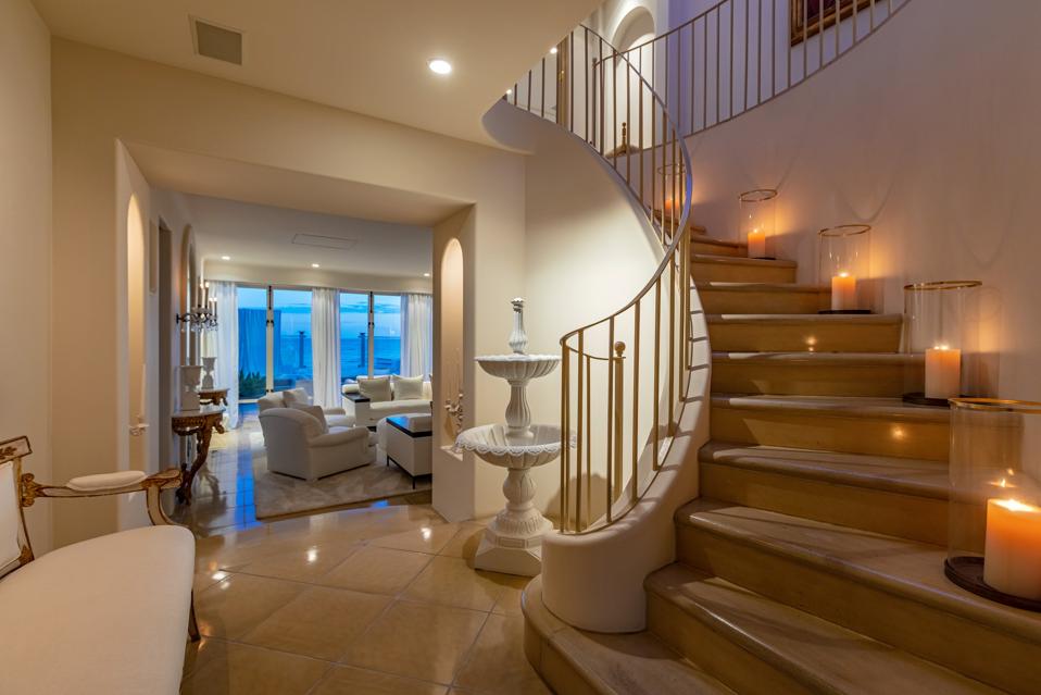 entrance to La Luce della Luna malibu luxury home in malibu colony