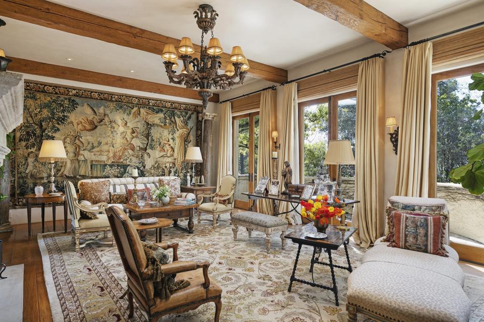 Salón dentro de Sugar Ray Leonard Pacific Palisades House en Amalfi Drive Los Angeles