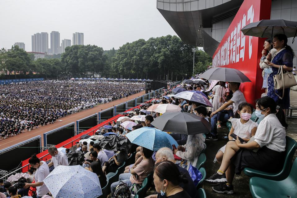 Studenti slave svoju maturu u Wuhanu