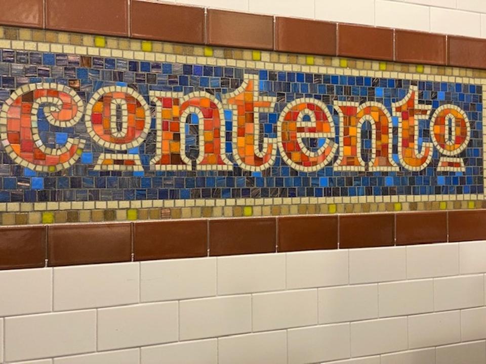 The tiled Contento mural in the open kitchen is a popular photo spot for guests.