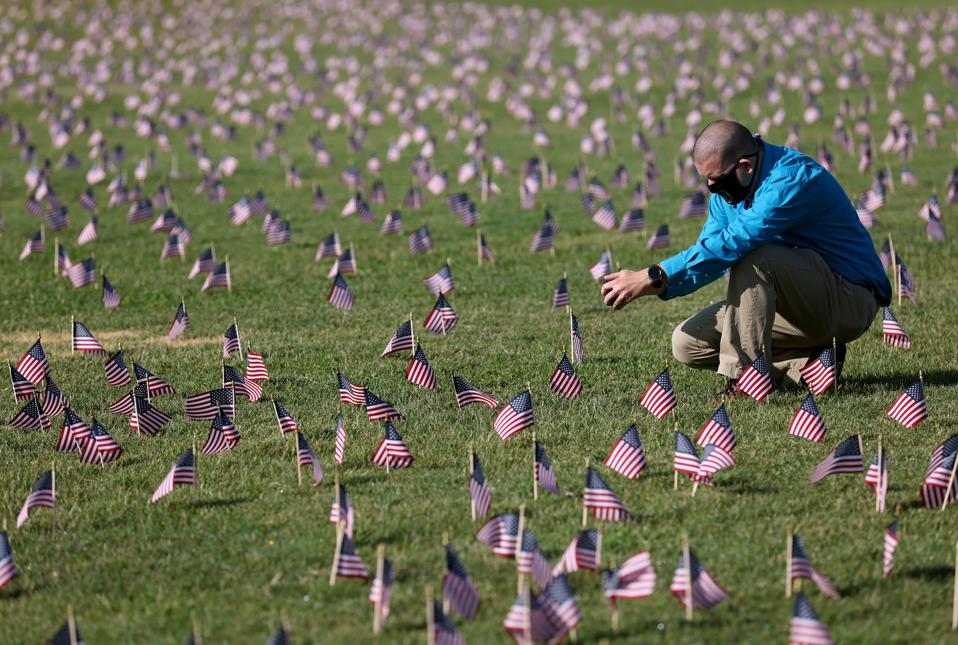 200,000 banderas estadounidenses instaladas en National Mall para conmemorar 200,000 muertes por COVID-19