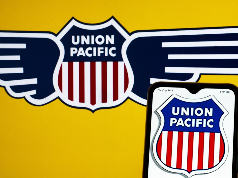 En esta ilustración fotográfica, se ve el logotipo de Union Pacific Railroad...