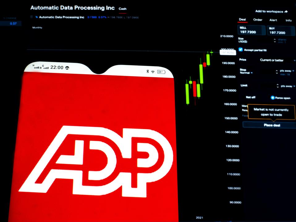 En esta ilustración fotográfica, un logotipo de procesamiento automático de datos...