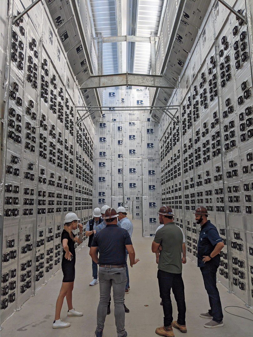 The Belly of the Beast: En la instalación minera de bitcoins de Riot Blockchain en Rockdale, Texas, el escape de algunas de las pilas de 120,000 computadoras absorbentes de energía eleva la temperatura a 130 grados.