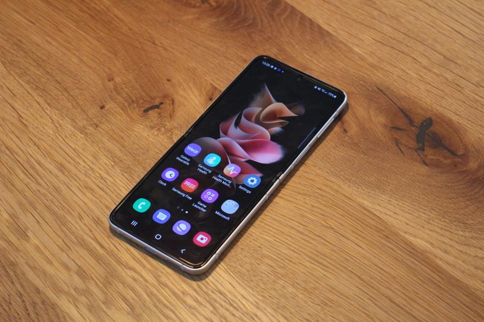 Samsung Galaxy Z Flip3 Review Is This The Best Little Big Phone Samsung Galaxy Z Flip3 Review Is This The Best Little Big Phone