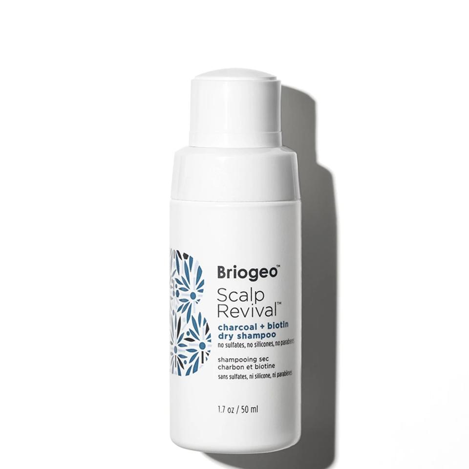 De Beste Tørr Shampoos: Briogeo Hårpleie Scalp Revival charcoal + biotin tørr shampoo
