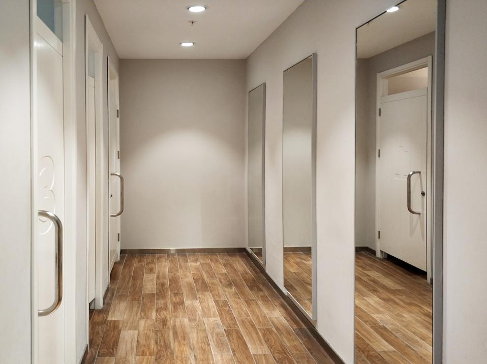 Here Is What Amazon's High-Tech Dressing Rooms Might Look Like
