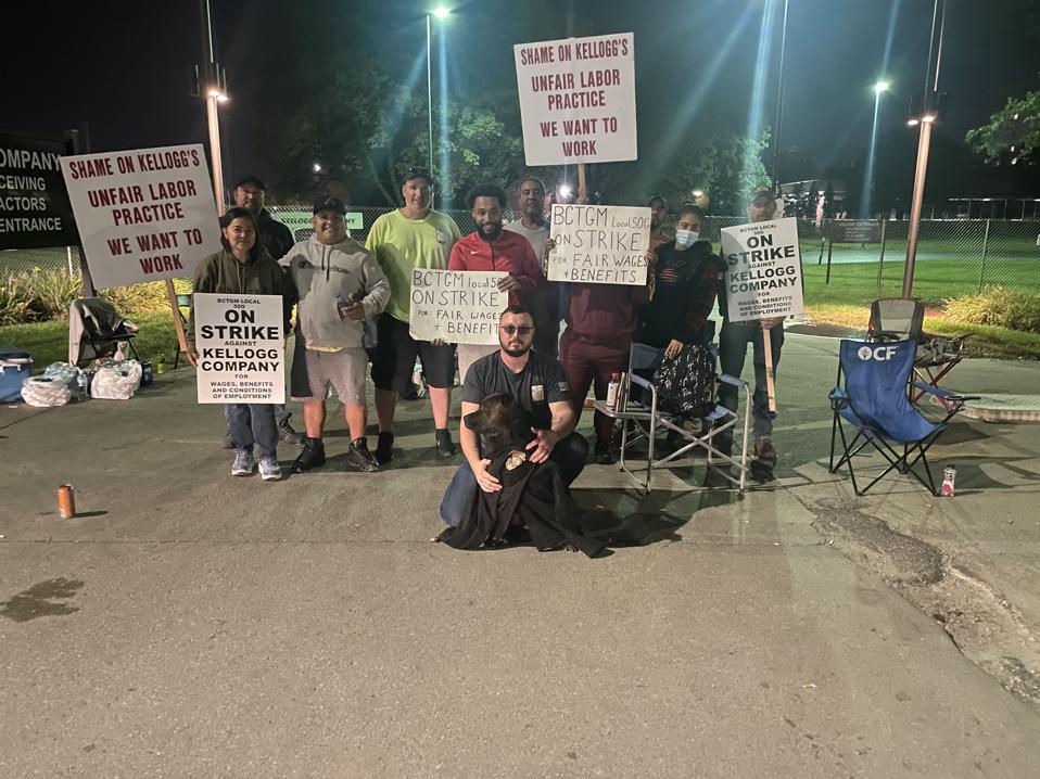 BCTGM Local 50G Members on the picket line at Kellogg's in Omaha, Nebraska.