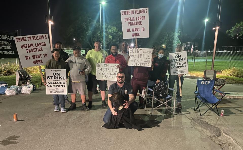 BCTGM Local 50G Members on the picket line at Kellogg's in Omaha, Nebraska.