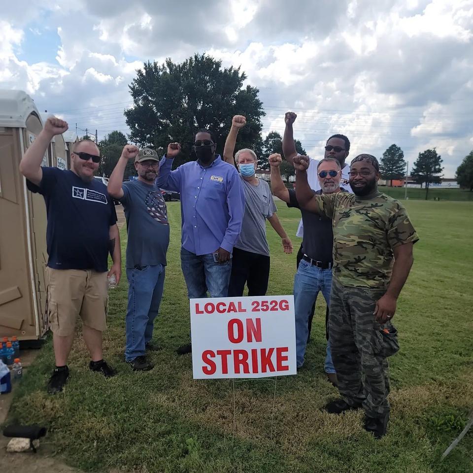 Local 252G members on strike.