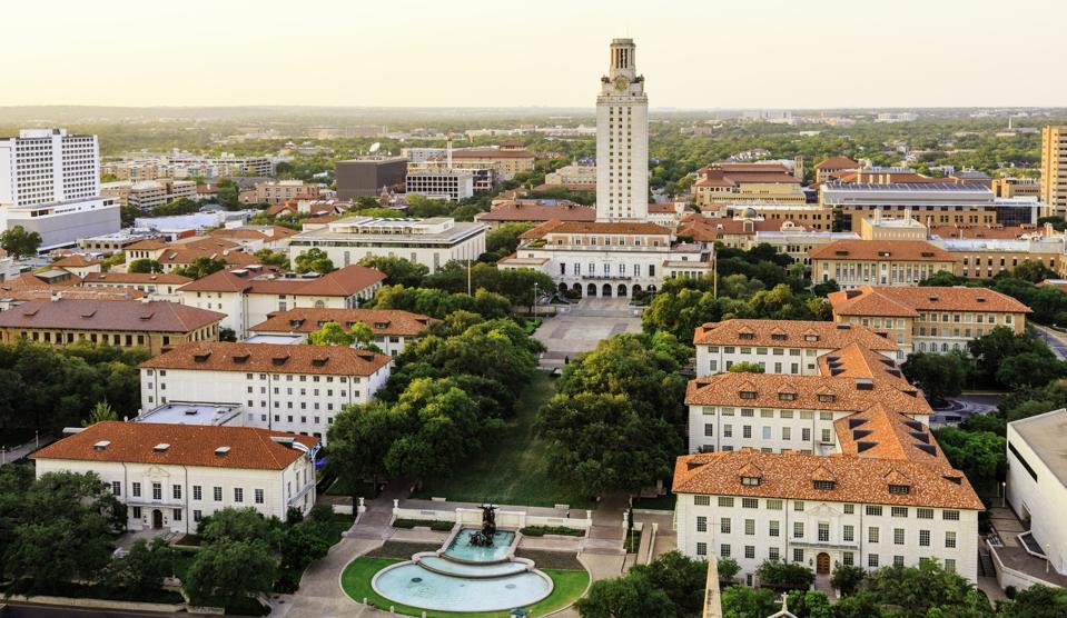 Campus de Austin de la Universidad de Texas (UT) al atardecer vista aérea