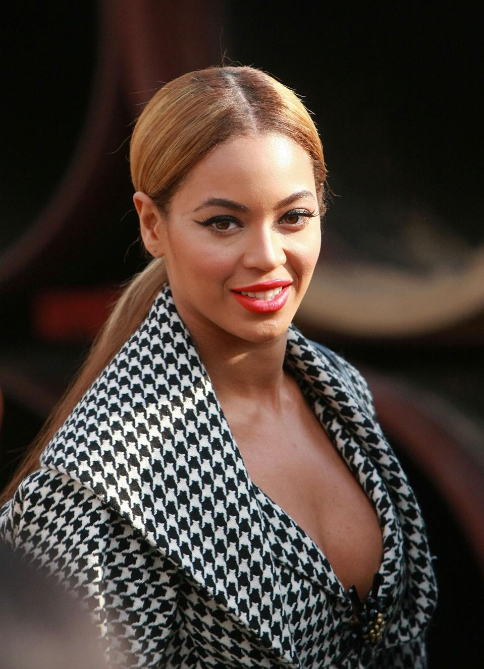 The 'Houndstooth' Pattern Is Making A Comeback This Winter