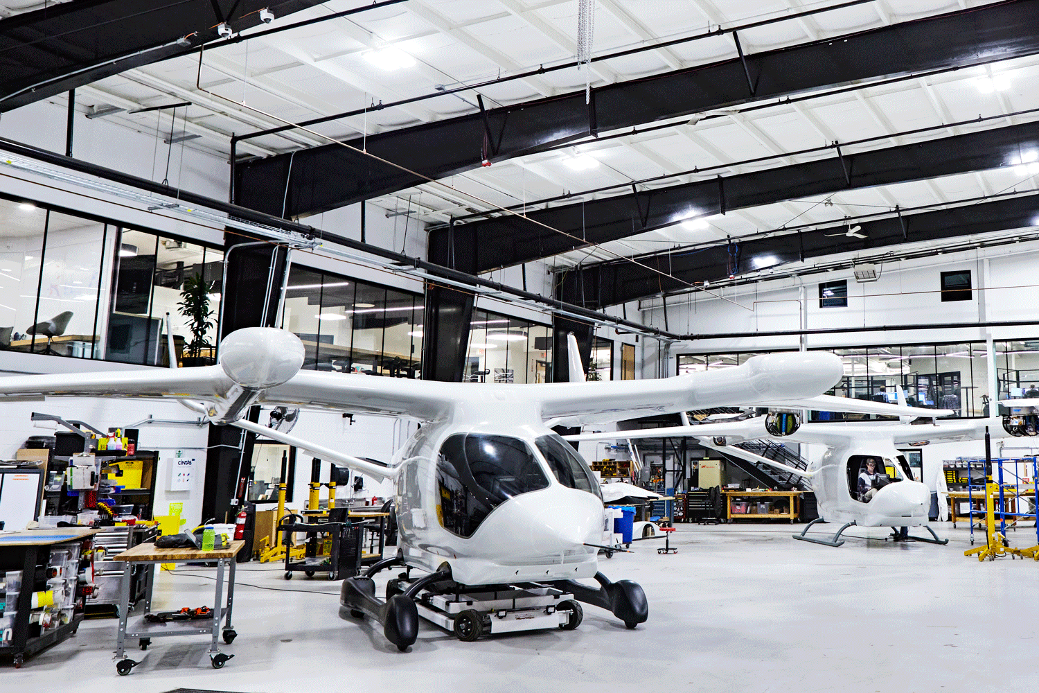 Avión eléctrico Alia en el hangar de Beta Technologies.