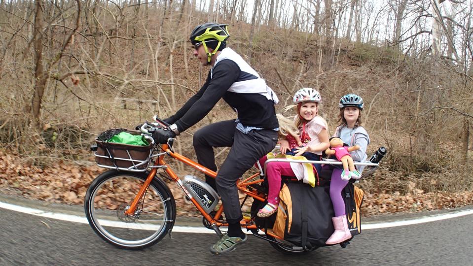 Dad on bike with 2 kids-Mark Stosberg-Ap-1LVpc0WY-unsplash