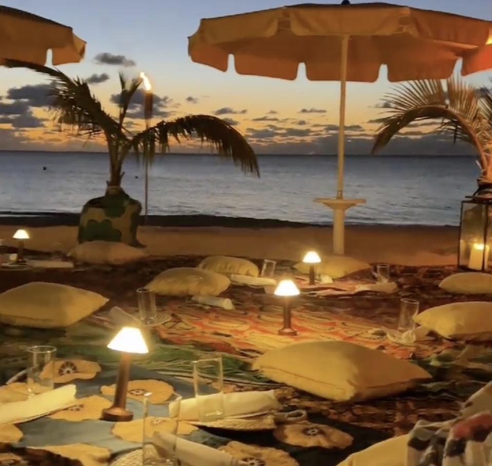 Palm heights dine on a mat