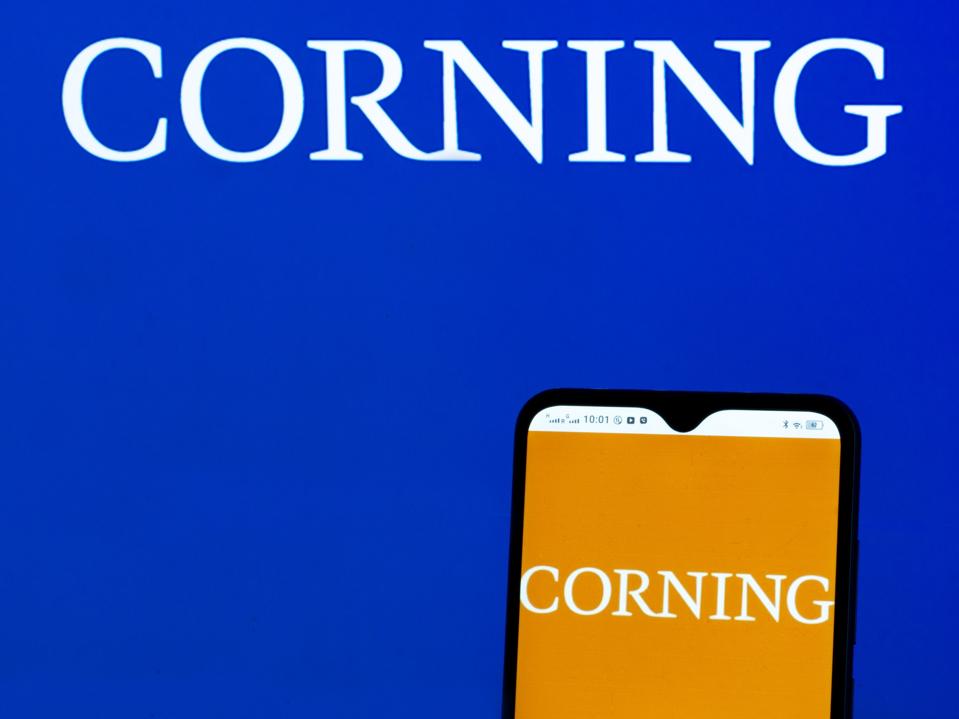 На цій фотоілюстрації видно логотип Corning Incorporated...