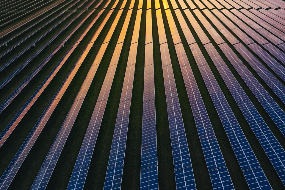 Bagaimana Regulasi dan Teknologi Bersinergi untuk Memenuhi Permintaan Energi Bersih Masa Kini