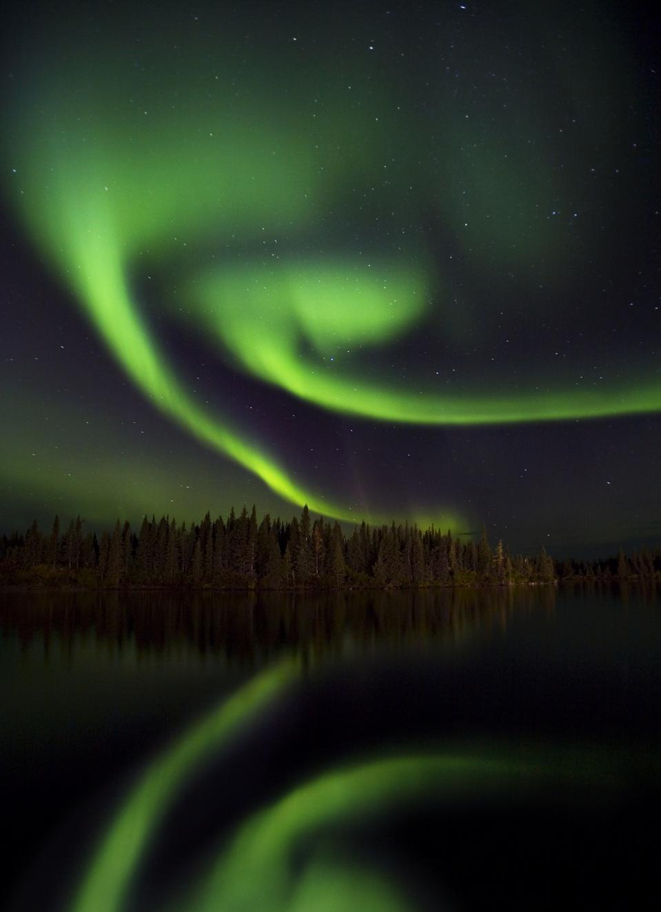 Canada, Quebec, Schefferville, Aurora Borealis over lake