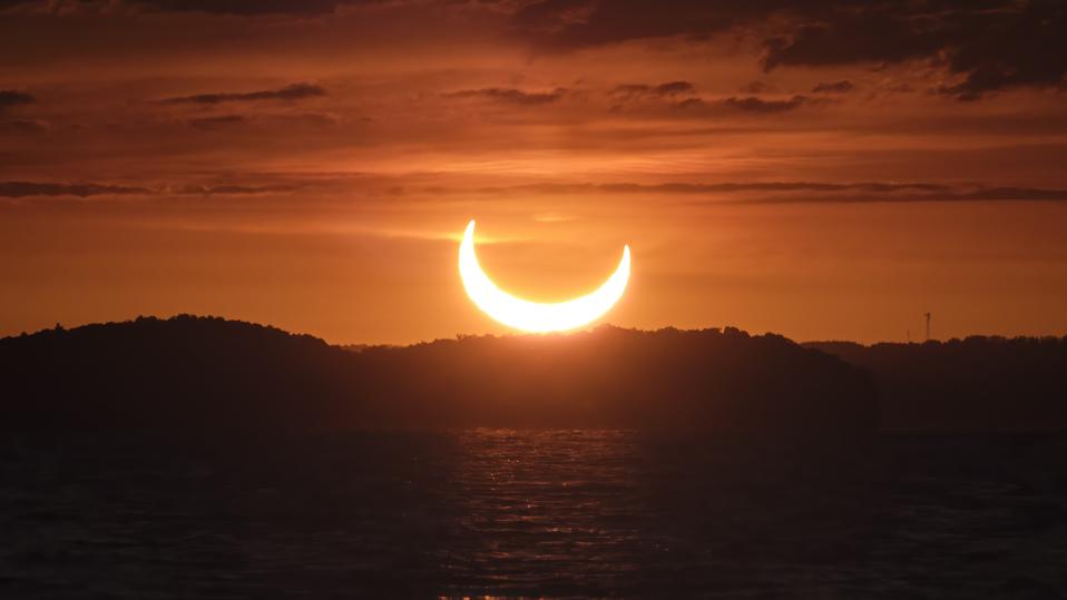 Fenomena Gerhana Matahari Sebagian dan Hubungannya dengan Gerhana Bulan 2025