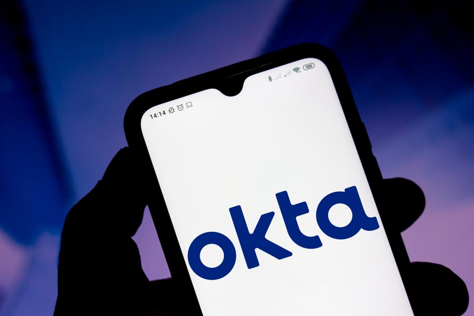 На этой фотоиллюстрации логотип Okta виден на...