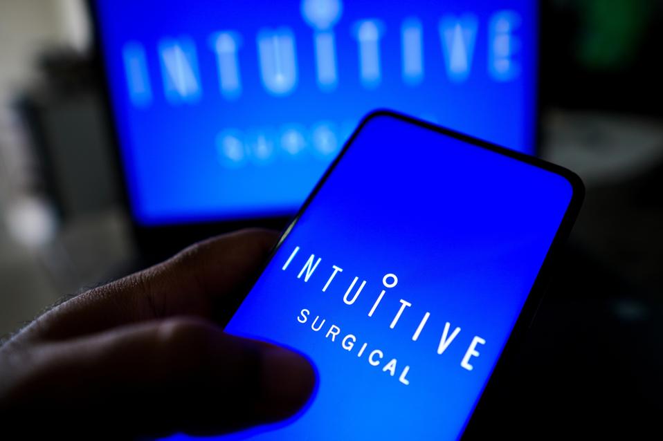 На цій фотоілюстрації логотип Intuitive Surgical, Inc....