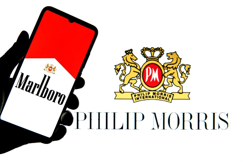 На цій фотоілюстрації логотип Marlboro видно на...