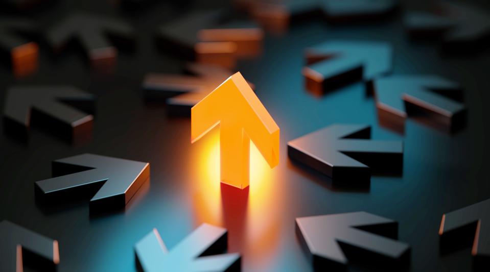 Концепція фондового ринку та фінансів - символ жовтої стрілки вгору, що світиться серед символів чорної стрілки на чорному фоні