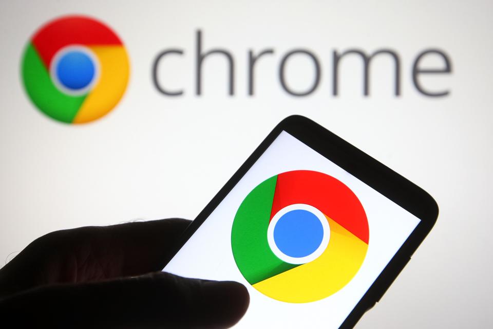 Google Chrome logo on smartphone in hand.