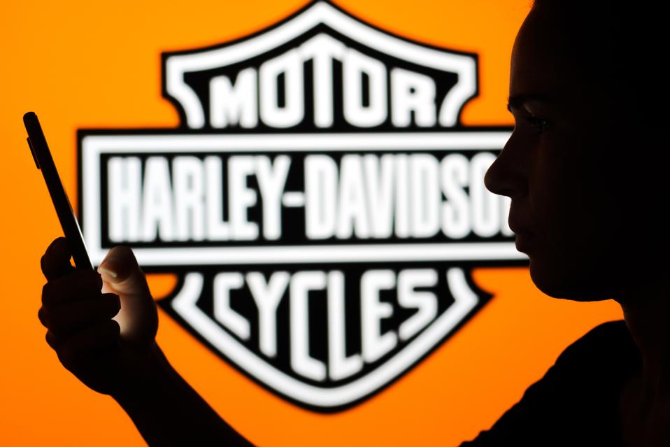 На цій фотоілюстрації мотоцикли Harley-Davidson...