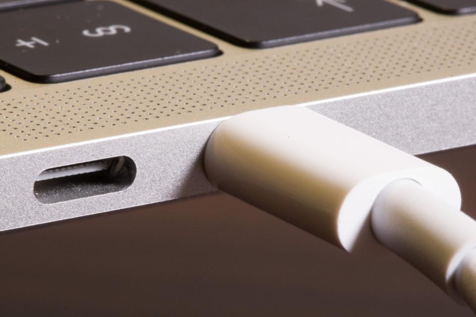 Why You Shouldn T Charge Your Macbook Pro From The Left Hand Side