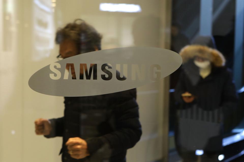 Samsung Vice Chairman Lee Questioned Over Bribery Allegations