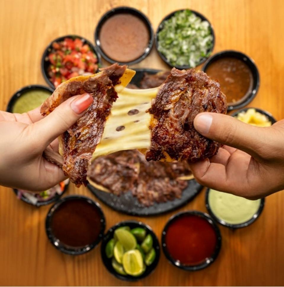 Volcancito de Sirloin surrounded by condiments