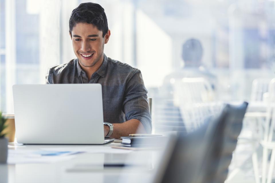 Empresario trabajando en una computadora portátil en la oficina