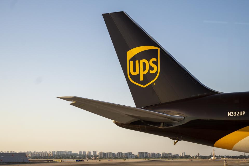 Вантажний UPS