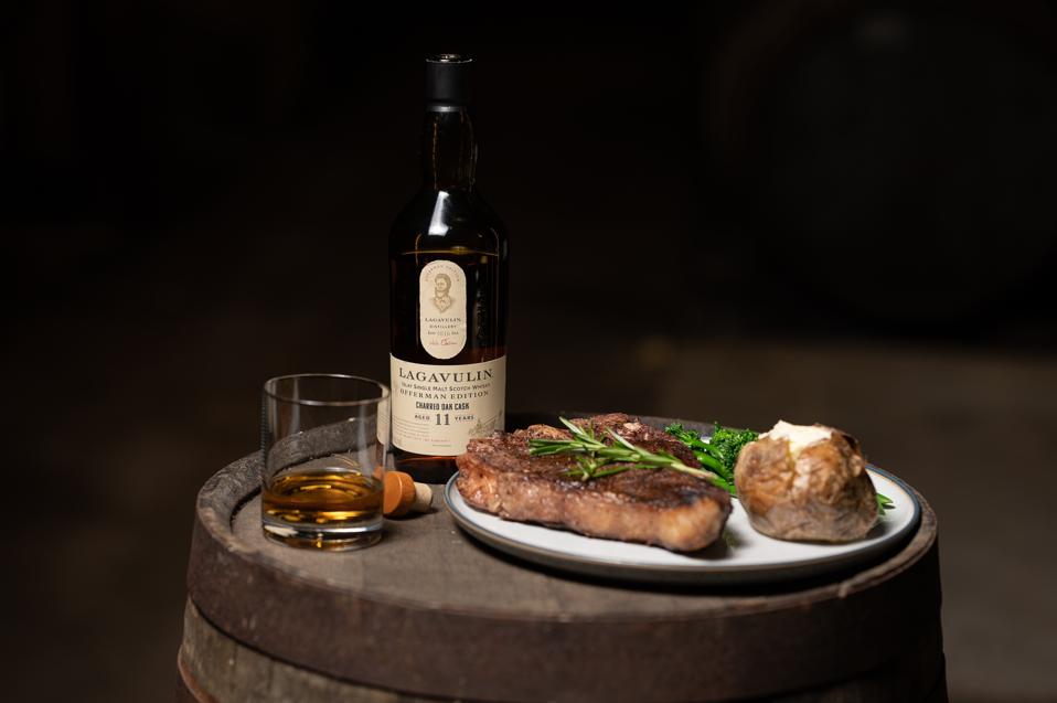 Lagavulin-Nick-Offerman-Edition-Charred-Oak-Cask_03