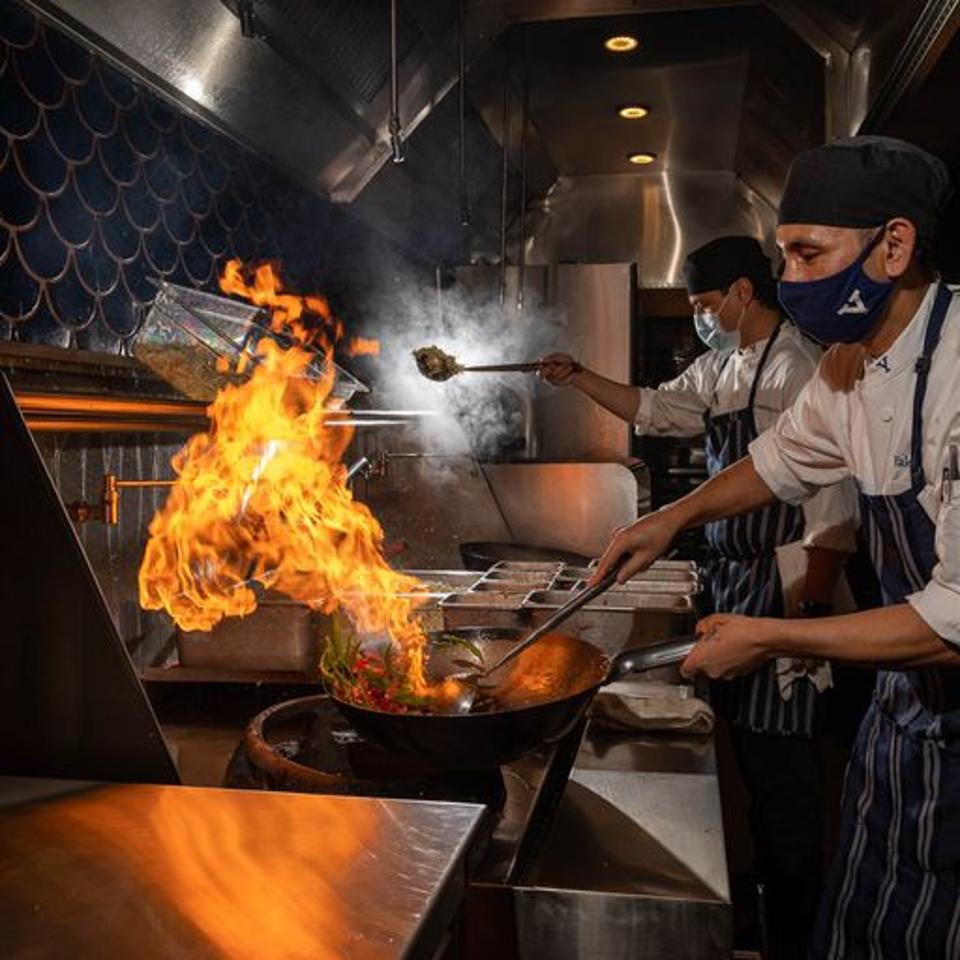 At College Dining Halls, Yale Students Enjoy The Best Food Of Their Young  Lives, image size:960x960