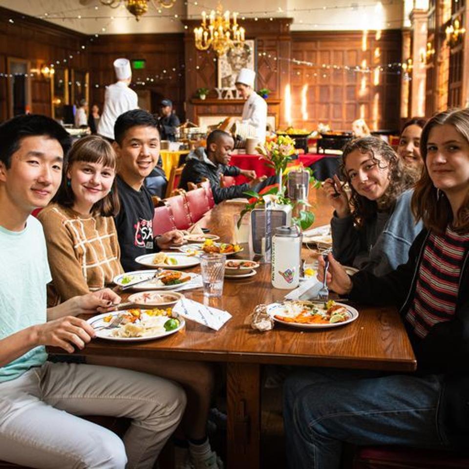 At College Dining Halls, Yale Students Enjoy The Best Food Of Their Young  Lives, image size:960x960