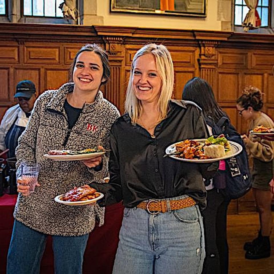 At College Dining Halls, Yale Students Enjoy The Best Food Of Their Young  Lives, image size:960x960