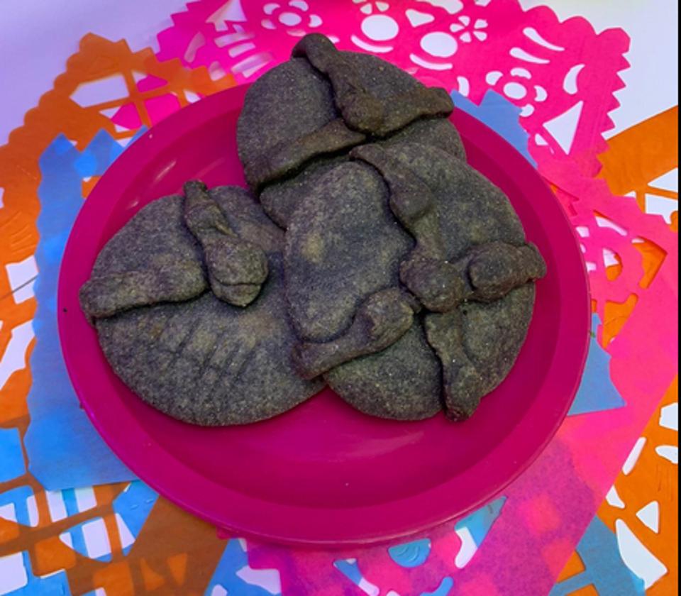 gordimuertas on a bright pink plate