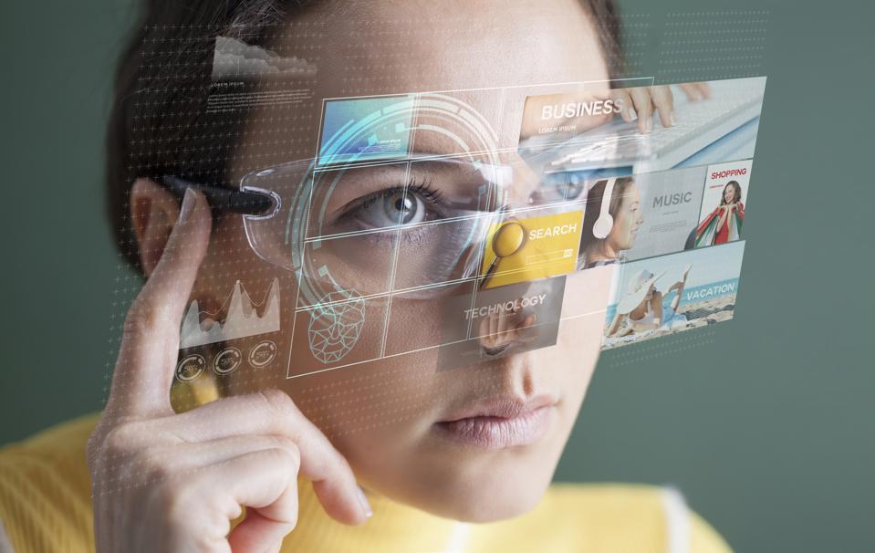 Mujer con gafas con pantalla virtual