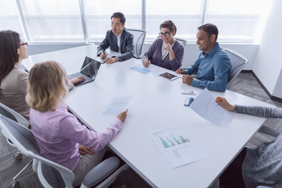 Groupe de collègues d'affaires réunis au bureau