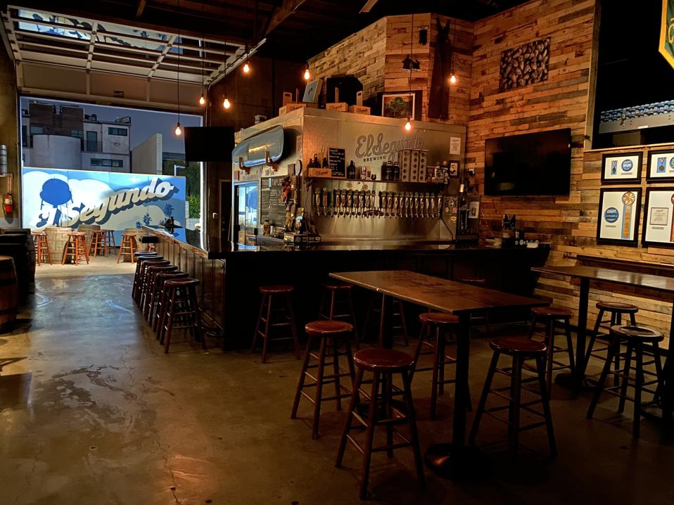 The tap room at El Segundo Brewing.