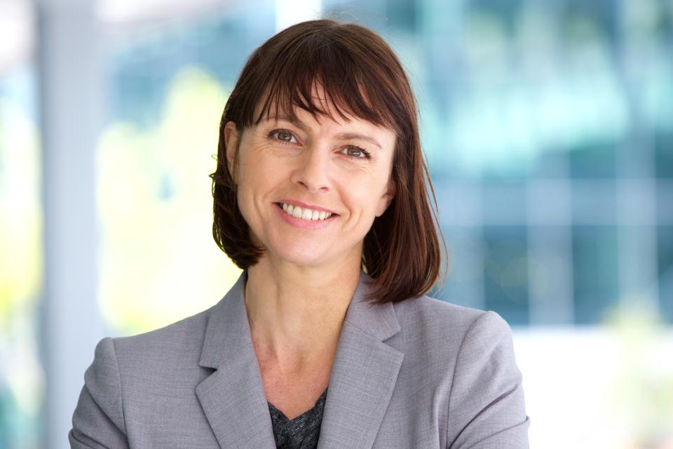 Mujer de negocios profesional sonriendo al aire libre