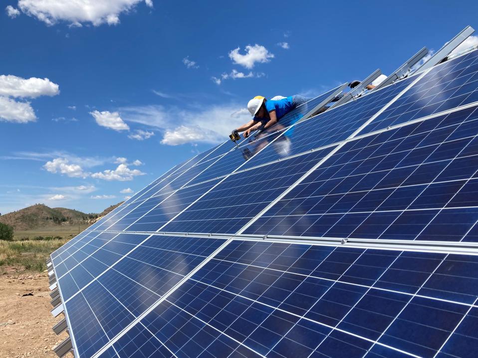 Avalee Little Whirlwind, IEI Solar Warrior, встановлює сонячну батарею в резервації Northern Cheyenne.