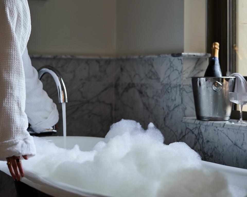 Wall street hotelSuite Bathtub
