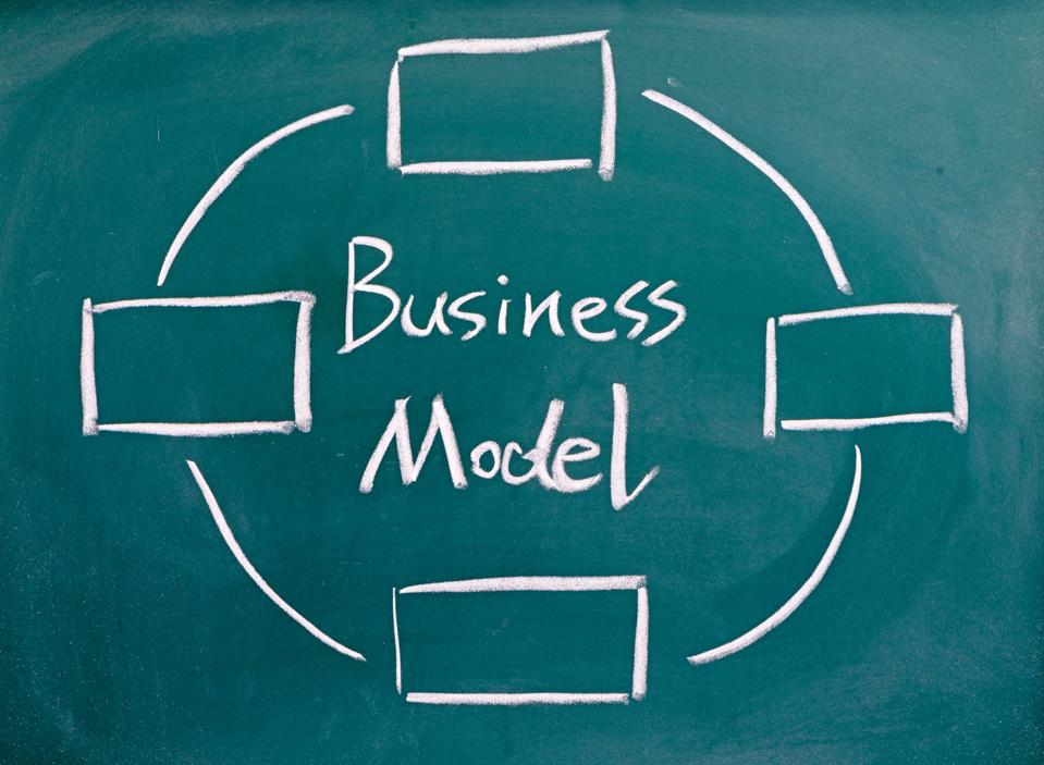 diagrama de modelo de negocio escrito en pizarra